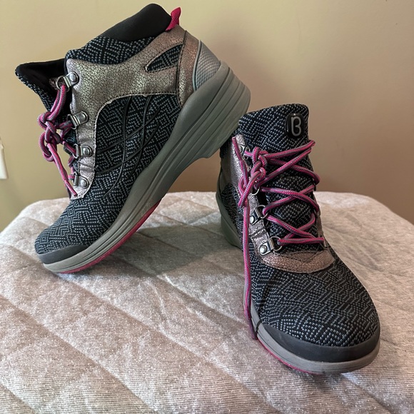 Women’s Bzees lace up winter boots — 7.5 - Picture 1 of 7